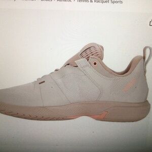 Women’s tennis shoes